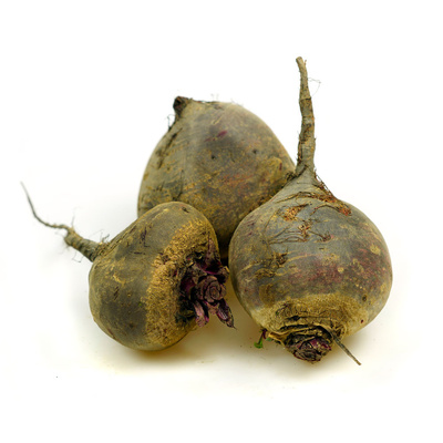 KI generiert: Drei rohe Rote Bete auf weißem Hintergrund.