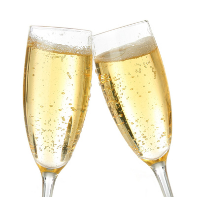 KI generiert: Das Bild zeigt zwei mit Sekt gefüllte Gläser, die miteinander anstoßen. Die Getränke sprudeln und wirken festlich.