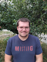 KI generiert: Eine Person steht vor einem Baum. Auf dem Shirt steht "MUSTANG".